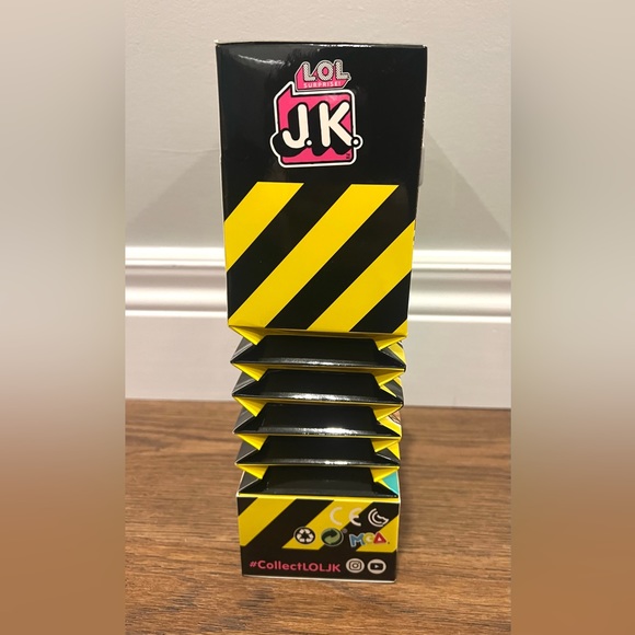 L.O.L Surprise! JK Queen Bee fashion doll with 15 surprises - Picture 4 of 4